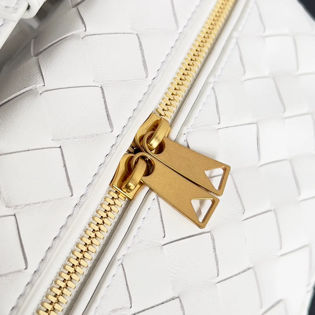 Batch 1360 Bottega Veneta 24 spring and summer woven zipper crossbody bag. A crossbody bag that can be used as a cosmetic bag. The exquisite weaving and compact body are an indispensable accessory for the upcoming summer. The double zipper also better protects the bag. It has a large capacity. If you like it, don’t miss it. Style number: 789109 Size: 22*12.5*5cm